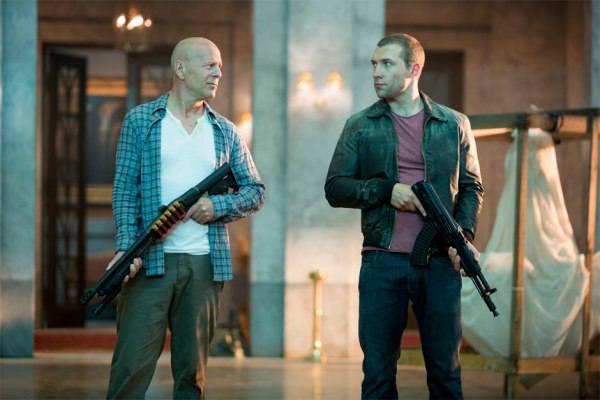 Bruce Willis e Jai Courtney (McClane pai e McClane filho) em Duro de Matar: Um Bom Dia Para Morrer (photo by BeyondHollywood.com)