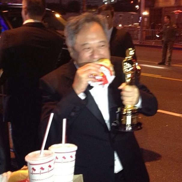 Já tentou comer um lanche com uma mão? Ang Lee consegue essa proeza sem se desgrudar do seu Oscar (photo by inquisitr.com) 