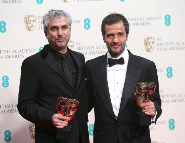 MELHOR FILME BRITÂNICO: GRAVIDADE. À esquerda, o diretor Alfonso Cuarón ao lado do produtor David Heyman (photo by metro.co.uk)