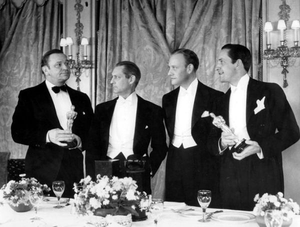 Wallace Beery (à esquerda) e Fredric March (à direita) formam o primeiro empate da Academia. Entre eles: os atores Lionel Barrymore e Conrad Nagel (photo by acertaincinema.com)