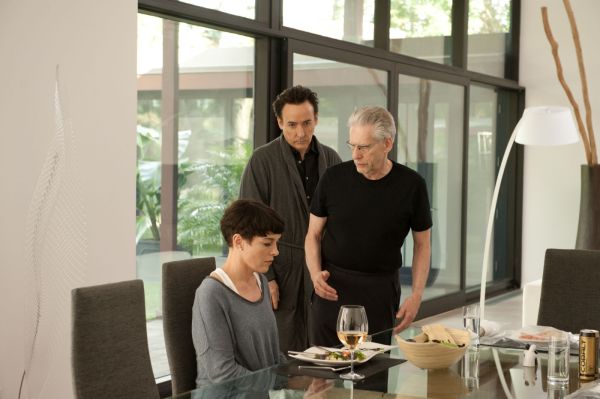 À direita, David Cronenberg dirige Olivia Williams no set de Map to the Stars. Ao lado dele, o ator John Cusack. (photo by outnow.ch)