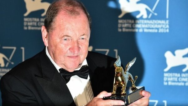 O diretor sueco Roy Andersson posa com seu Leão de Ouro (photo by bbc.com)