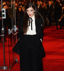 A cantora Lorde em premiere do filme Jogos Vorazes: A Esperança - Parte 1 em Londres (photo by creativejeniusreport.com)