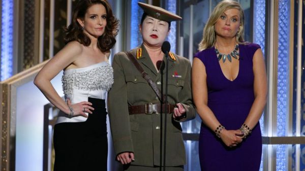 Tina Fey e Amy Poehler com Margaret Cho caracterizada como uma serva norte-coreana (photo by foxnews.com)