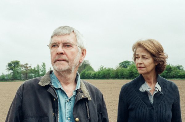 Premiados em Berlim: Tom Courtenay e Charlotte Rampling em 45 Years (photo by outnow.ch)