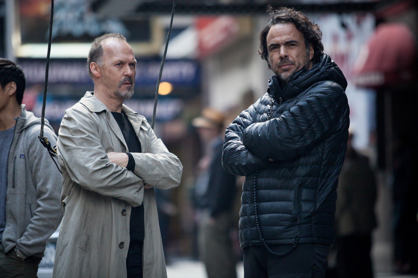 Alejandro González Iñárritu com o ator Michael Keaton em set de Birdman (photo by outnow.ch)