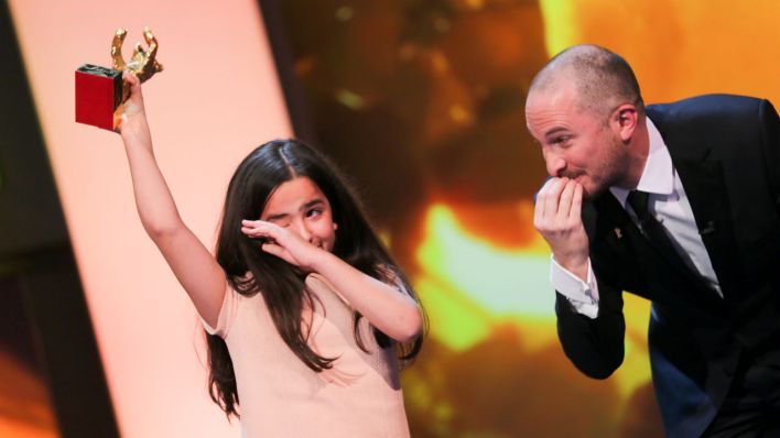 Hanna Saeidi se emociona ao receber o Urso de Ouro pelo pai, Jafar Panahi, pelo filme Taxi (photo by http://www.rbb-online.de)