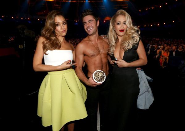 Jessica Alba e Rita Ora posam com o vencedor do Shirtless Performance, Zac Efron, por Vizinhos (photo by nydailynews.com)