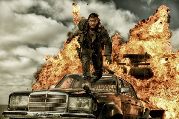 Tom Hardy, no papel que revelou Mel Gibson, em Mad Max: Estrada da Fúria (photo by outnow.ch)