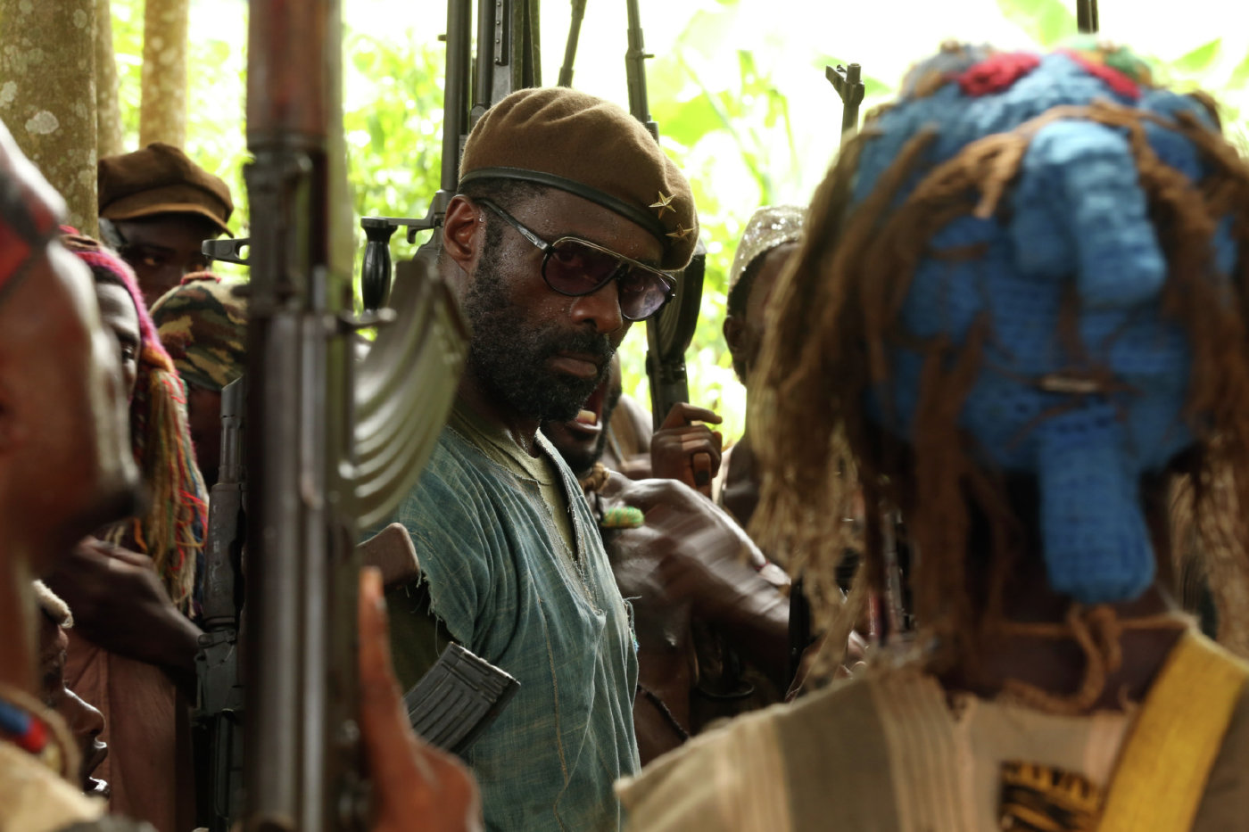 Idris Elba em cena de Beasts of No Nation, de Cary Fukunaga (photo by cine.gr)