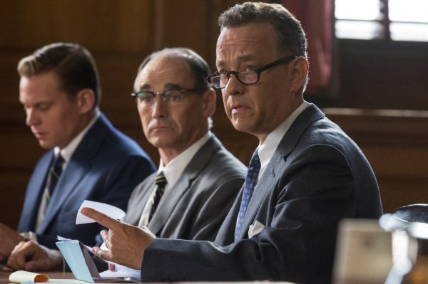 Em primeiro plano, Tom Hanks vive o advogado James Donovan em Ponte de Espiões (photo by outnow.ch)