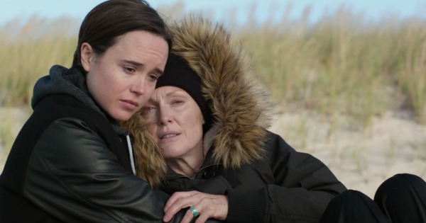Ellen Page e Julianne Moore em cena de Freeheld