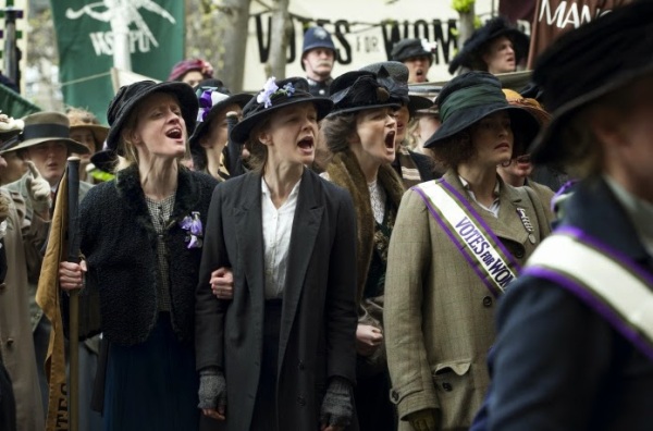 Carey Mulligan (centro) em cena de protesto de Suffragette (photo by cine.gr)