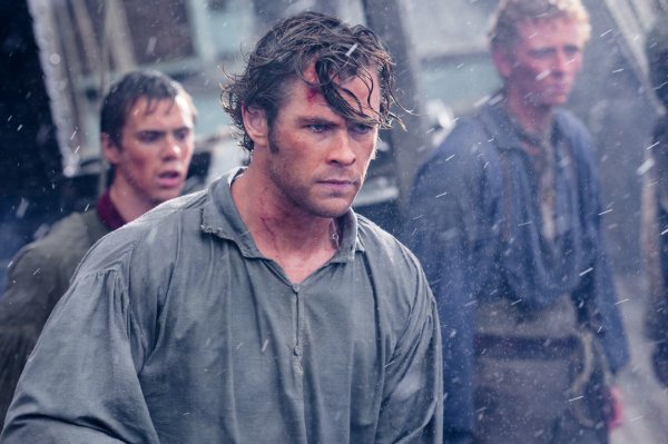 Chris Hemsworth em cena de O Coração do Mar (photo by cine.gr)