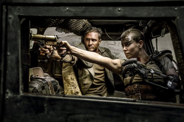 Tom Hardy e Charlize Theron em cena de Mad Max: Estrada da Fúria (photo by outnow.ch)