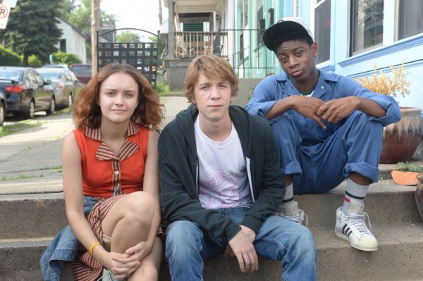 Olivia Cooke, Thomas Mann e RJ Cyler posam para foto de Me and Earl and the Dying Girl (photo by outnow.ch)
