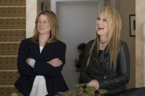 Mamie Gummer e Meryl Streep, filha e mãe na vida real e na ficção em cena de Ricki and the Flash: De Volata Para Casa (photo by outnow.ch)