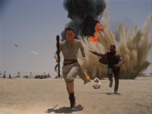 Daisy Ridley corre em cena de Star Wars: Episódio VII - O Despertar da Força (photo by (outnow.ch)