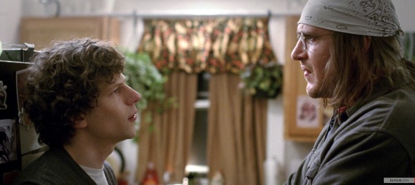 Jesse Eisenberg como o repórter e o Jason Segel como David Foster Wallace em cena de The End of the Tour (photo by elfilm.com)
