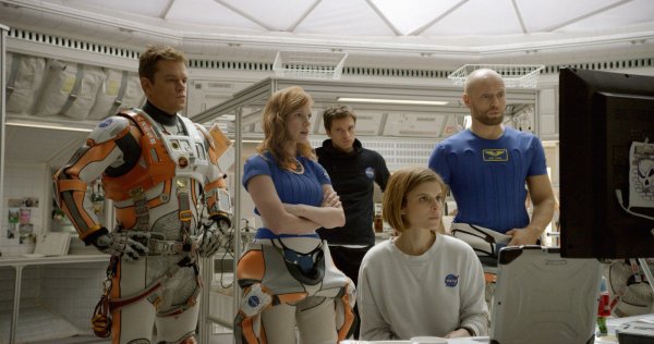 Da esquerda pra direita: Matt Damon, Jessica Chastain, Kate Mara e Sebastian Stan em cena de Perdido em Marte (photo by outnow.ch)
