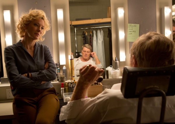 Cate Blanchett em cena com Robert Reford em Truth (photo by collider.com)