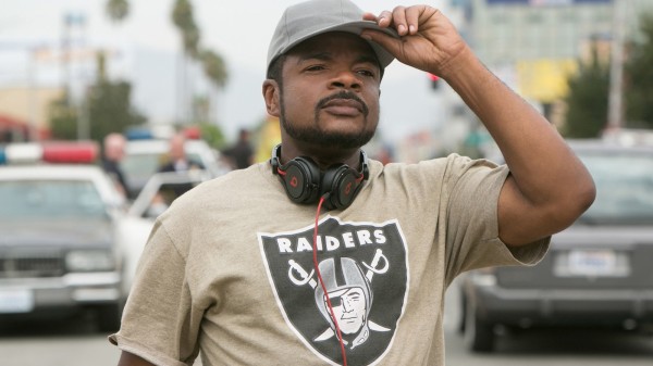 O diretor F. Gary Gray no set de Straight Outta Compton: A História do N.W.A. (photo by latimes.com)