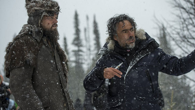Leonardo DiCaprio recebe direções de Alejandro G. Iñárritu em set de O Regresso (photo by variety.com)