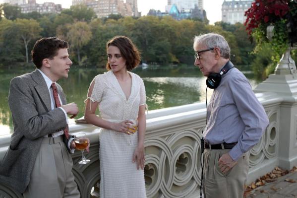 Jesse Eisenberg e Kristen Stewart recebem direções de Woody Allen em set de Café Society (photo by cine.gr)