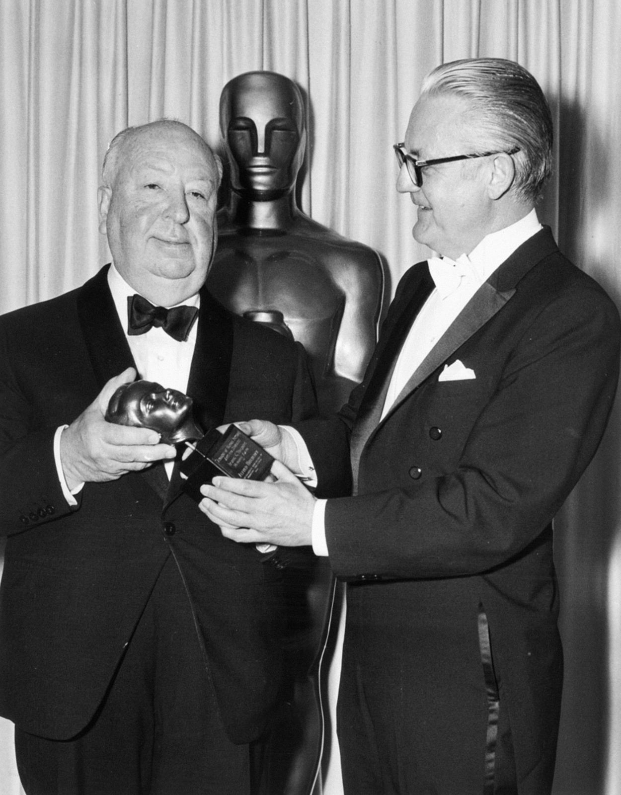 Alfred Hitchcock (à esq) posa com o prêmio Irving G. Thalberg ao lado de Robert Wise (photo by the.hitchcock.zone)