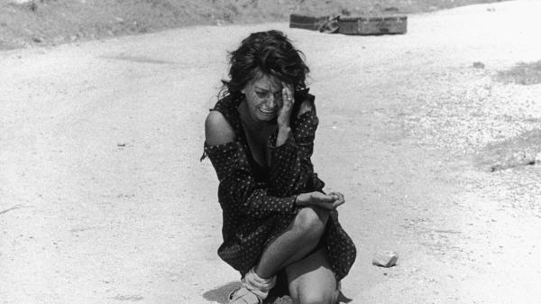 Sophia Loren em cena de Duas Mulheres, de Vittorio De Sica (photo by mubi.com)