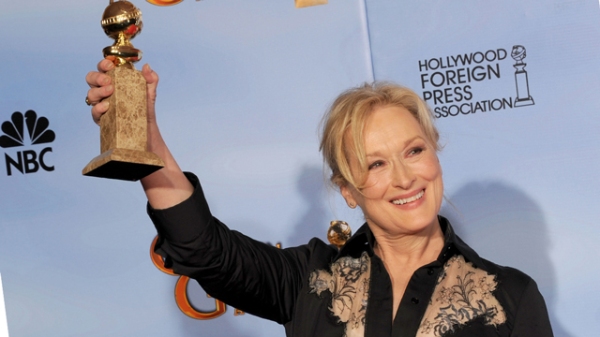 Meryl Streep com o Globo de Ouro por A Dama de Ferro (photo by etonline.com)