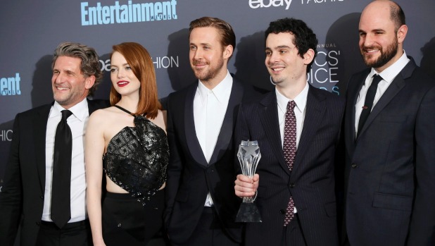 No centro, os atores Emma Stone e Ryan Gosling posam ao lado do diretor Damien Chazelle. O musical La La Land levou oito prêmios.