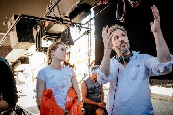 O diretor Denis Villeneuve passa instruções para Amy Adams em set de A Chegada (pic by moviepilot.de)
