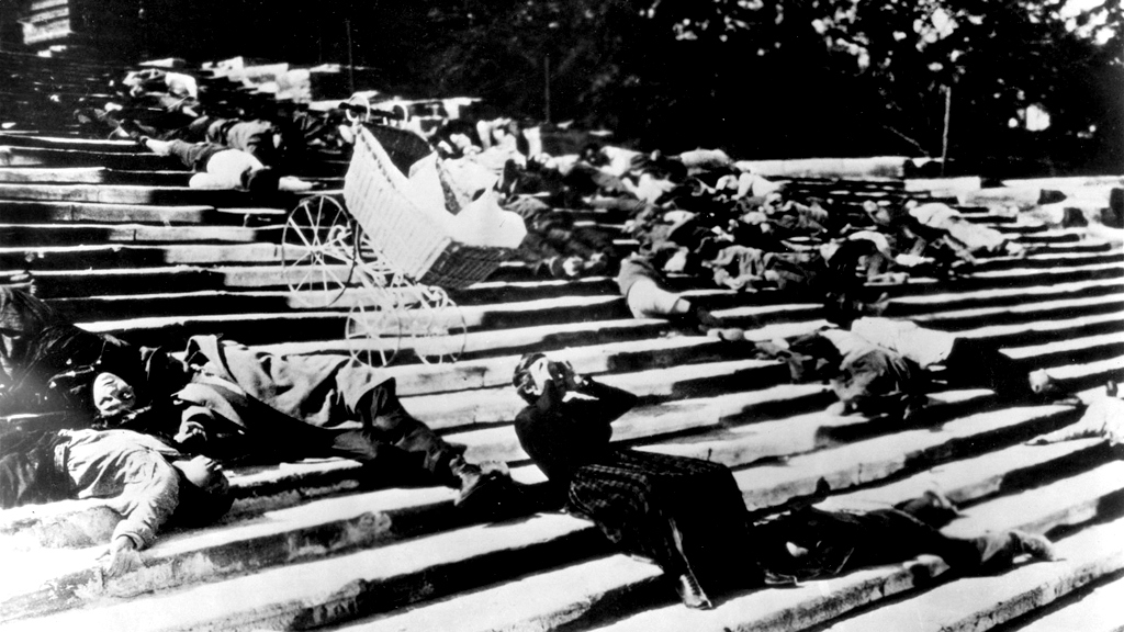 Cena da escadaria da obra máxima de Sergei M. Eisenstein, O Encouraçado Potemkin (pic by slantmagazine.com)